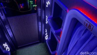 Tangga menuju ke kabin bagian atas bus suite class PO Kalingga Jaya yang mirip hotel kapsul. Ada pegangan di bagian atas.