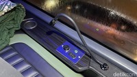 Fasilitas di kabin bus suite class PO Kalingga Jaya. Ada tombol pengatur kursi, tombol lampu baca sampai soket USB A dua buah.