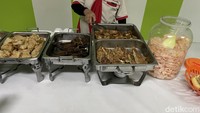 Makanan prasmanan bus suite class PO Kalingga Jaya.