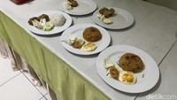 Makan besar lain bus suite class PO Kalingga Jaya, yakni ayam geprek dan nasi goreng.