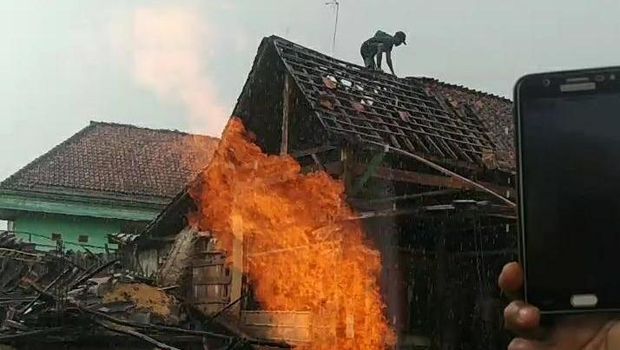 sumur bor di sampang keluarkan gas