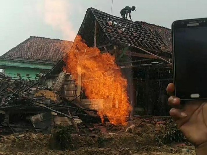 sumur bor di sampang keluarkan gas