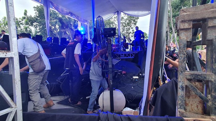 Sumut Kru panggung merapikan panggung yang roboh. Foto: Raja Adil/detikSumut