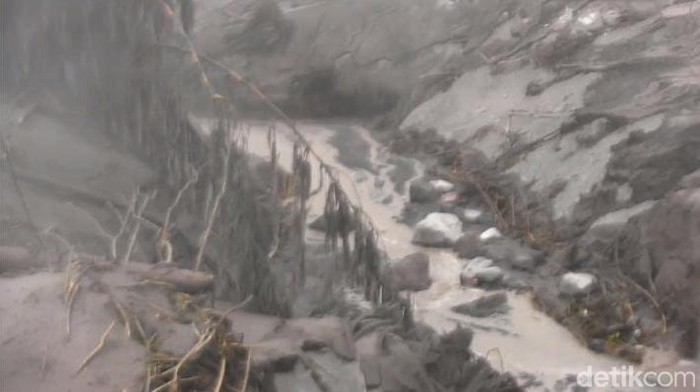 Sungai Curah Kobokan dipenuhi abu vulkanik yang berpotensi banjir lahar