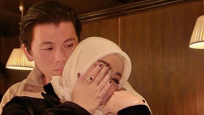 syahrini Syahrini dan Reino Barack makin mesra.
