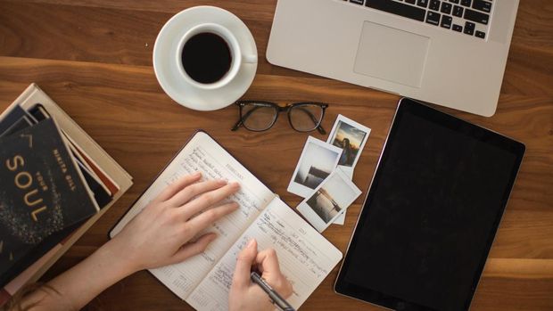Teks editorial adalah sebuah artikel yang ditulis oleh sebuah surat kabar. Biasanya, teks ini membahas isu yang menjadi perbincangan hangat di masyarakat.