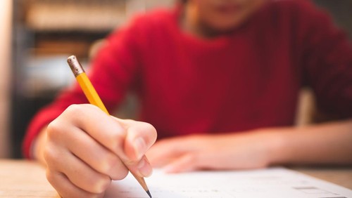 Teks editorial adalah sebuah artikel yang ditulis oleh sebuah surat kabar. Biasanya, teks ini membahas isu yang menjadi perbincangan hangat di masyarakat.