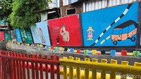 Aneka cat warna-warni digunakan dibeberapa rumah berdinding papan atau seng lengkap dengan pagar pembatasnya.