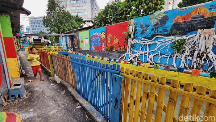 Terniat, Gang Pinggir Kali di Tanah Abang Ini Dicat Warna-warni Sebuah gang yang berada di kawasan padat penduduk Tanah Abang tampak berwarna. Gang pinggir kali tersebut dicat warna-warni oleh warga setempat.