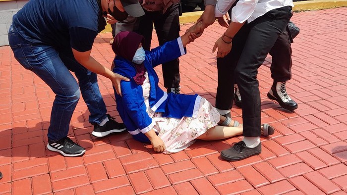 Tersangka kasus pencurian di Bogor pingsan usai dirilis polisi.