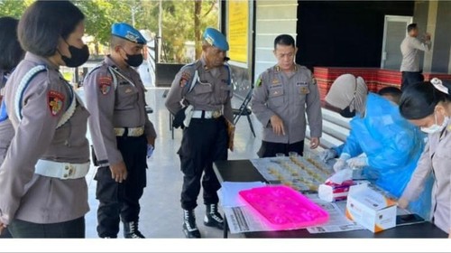 Tes urine di Polda NTT Senin (5/12/2022).