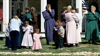 Dari segi penampilan, pakaian anak-anak dan para perempuan di FLDS diseragamkan. Warna merah adalah warna terlarang. Tidak ada juga motif pada baju mereka. Foto: AP Photo/Tony Gutierrez