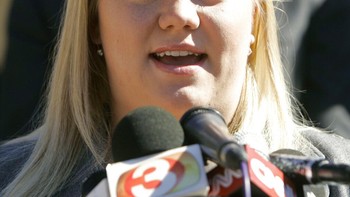 Ini adalah sosok perempuan berani yang melaporkan kejahatan Warren Jeffs. Saat masih di bawah umur, tepatnya berusia 14 tahun, Jeffs memaksanya menikah dengan sepupunya yang berusia 19 tahun. Foto: AP Photo/Douglas C. Pizae