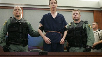 Pemimpin FLDS Warren Jeffs ditangkap dan diekstradisi dari Las Vegas ke Utah. Dia dikawal oleh para penjaga pada akhir Agustus, 2006. Kendati demikian, masih banyak anggota yang bertahan walaupun Jeffs sudah dihukum penjara seumur hidup. Foto: AP Photo/Laura Rauch