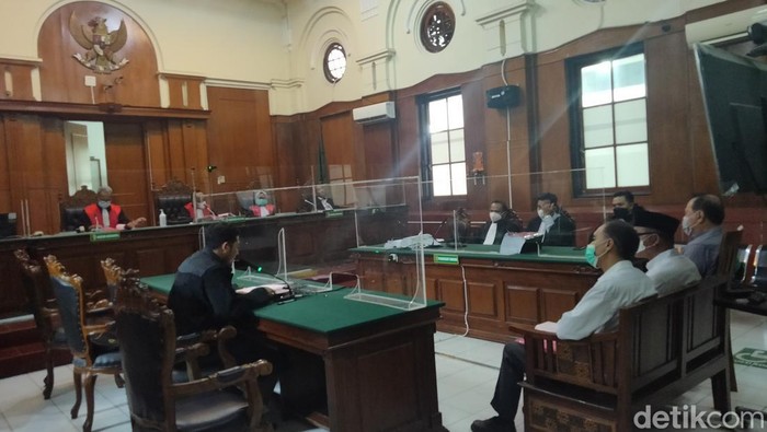 Tiga terdakwa saat mnejalani sidang perdana kasus perosotan ambrol di PN Surabaya