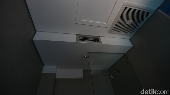Bike Lounge Jakarta Experience Board (JXB) Sudirman, Jakarta, memiliki kamar mandi smart glass. Kaca toilet ini akan buram ketika dimasuki pengguna.