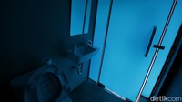 Kaca di toilet ini akan berubah menjadi buram ketika dimasuki pengguna.