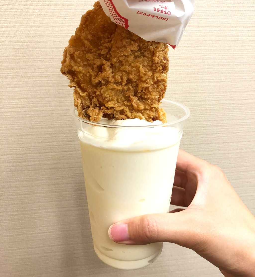 Tren Makan Ayam Goreng Dicelup ke Milkshake Ini Picu Perdebatan