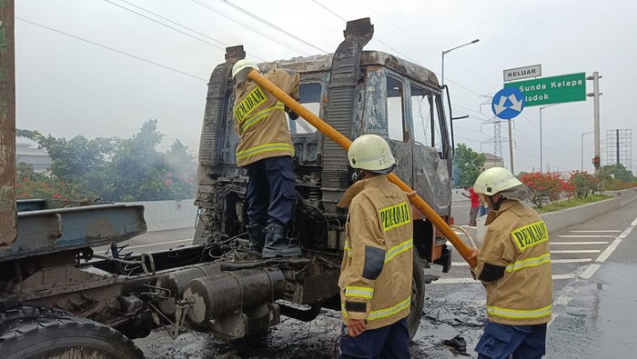 Truk terbakar di Tol Ancol arah Bandara Soetta (Dok istimewa)