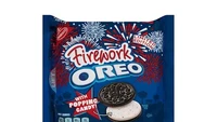 Menyambut musim panas tahun 2017, Oreo melakukan terobosan dengan memadukan permen yang bisa meledak di mulut dengan krim lembutnya. Sensasi yang unik itu disebut sebagai Oreo Firework atau kembang api. Foto: Eat This, Not That