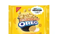 Popularitas popcorn dan aromanya yang dirindukan membuat oreo ingin mencoba hal yang baru. Pada tahun 2018, Oreo di Amerika Serikat menjual varian rasa popcorn yang belum pernah ada sebelumnya. Foto: Eat This, Not That