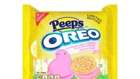 Lembutnya marshmallow dipadukan dengan biskuit renyah khas Oreo. Warna marshmallow yang dibuat menjadi merah muda ini ternyata menarik perhatian anak-anak. Foto: Eat This, Not That