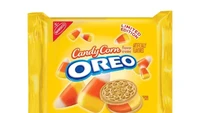 Terinspirasi dari rasa unik permen jagung, Oreo menciptakan Oreo Candy Corn yang khusus diproduksi pada perayaan Halloween 2012. Konon menurut yang sudah mencoba, rasanya tetap seperti vanilla biasa. Foto: Eat This, Not That