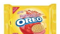 Minuman fruit punch rasa buah-buahan yang segar banyak disukai orang. Secara eksklusif pada tahun 2017 silam, Oreo menjual varian uniknya ini hanya di supermarket Walmart. Foto: Eat This, Not That