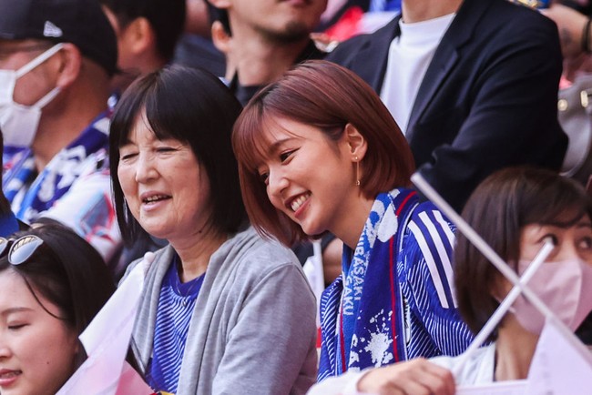 Erina Mano tertangkap kamera fotografer saat berada di barisan bangku penonton menonton pertandingan Jepang Vs Costa Rica. Wanita kelahiran 11 April 1991 itu tampak mengenakan jersey biru, khas timnas Jepang. Foto: Getty Images