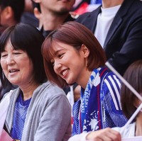Erina Mano tertangkap kamera fotografer saat berada di barisan bangku penonton menonton pertandingan Jepang Vs Costa Rica. Wanita kelahiran 11 April 1991 itu tampak mengenakan jersey biru, khas timnas Jepang. Foto: Getty Images