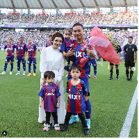 Airi Taira dan Yuto Nagatomo menikah pada 2017. Pemain FC Tokyo itu melamar Airi di Stadion San Siro, Milan pada 2016. Keduanya saat ini dikaruniai tiga anak laki-laki Foto: Instagram