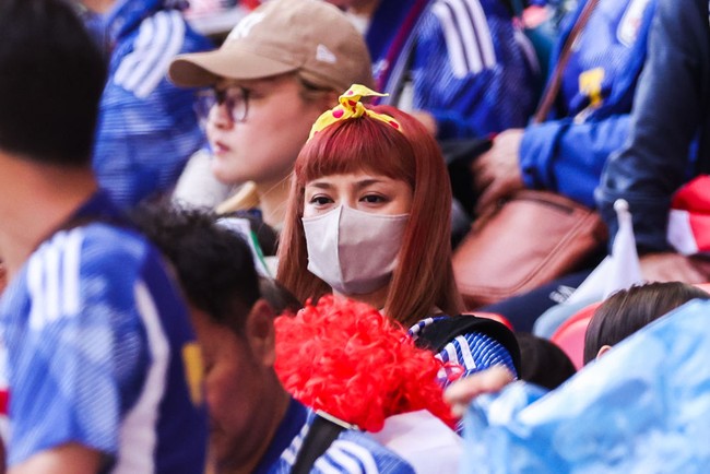 Artis Jepang berikutnya yang juga jadi sorotan saat menonton langsung Piala Dunia 2022 di Qatar adalah Airi Nagatomo atau populer dengan nama Airi Taira. Airi merupakan istri dari bek timnas Jepang, Yuto Nagatomo. Foto: Getty Images