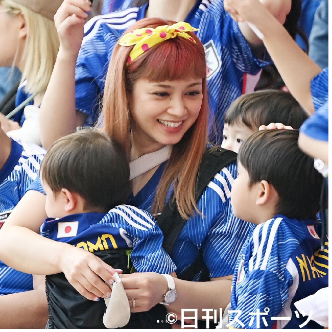 Airi Taira mencuri atensi saat hadir di bangku penonton Piala Dunia 2022, Qatar. Airi menonton suaminya bertanding melawan Costa Rica di Stadion Ahmad Bin Ali, 27 November 2022. Foto: Instagram