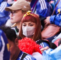 Artis Jepang berikutnya yang juga jadi sorotan saat menonton langsung Piala Dunia 2022 di Qatar adalah Airi Nagatomo atau populer dengan nama Airi Taira. Airi merupakan istri dari bek timnas Jepang, Yuto Nagatomo. Foto: Getty Images