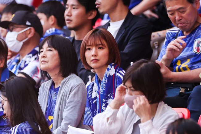 Sosok artis Jepang yang jadi sorotan saat berada di bangku penonton Piala Dunia 2022 di Qatar adalah Erina Mano. Wanita cantik ini merupakan istri dari gelandang timnas Jepang, Gaku Shibasaki.Foto: Getty Images