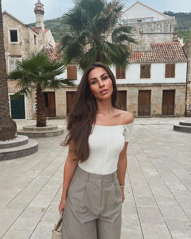 Helena Matic, Istri Dominik LivakovićPenjaga gawang Dominik Livaković memiliki istri cantik yang berprofesi sebagai desainer tekstil. Helena pun memiliki bakat lain seperti main ice skating.Foto: Instagram