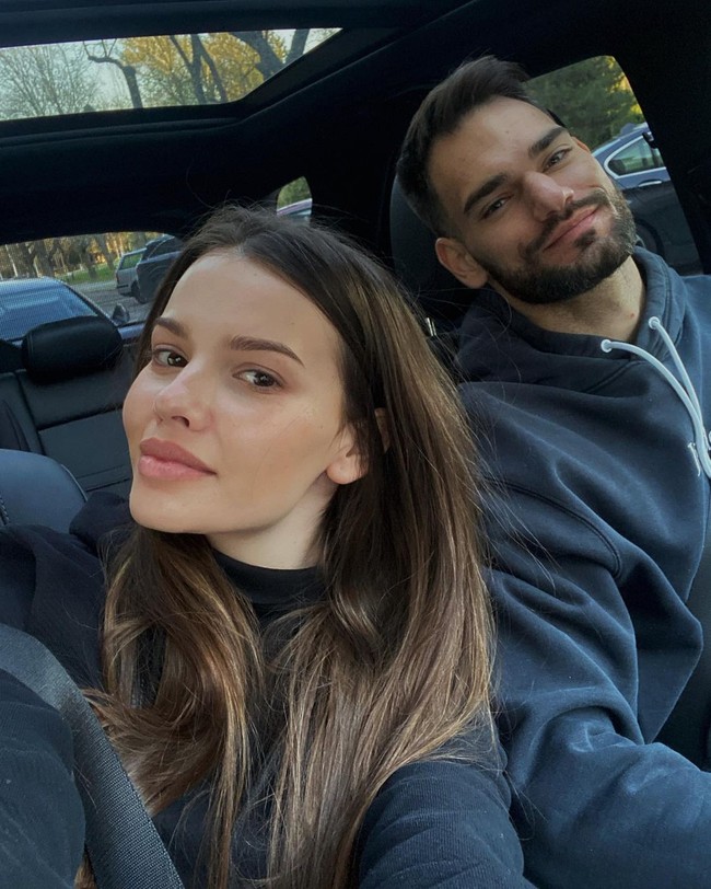 Sara dan Ivica Ivusic sebenarnya tidak terlalu sering mengumbar kemesraan di media sosial. Mereka diketahui telah menikah selama tiga tahun dan memiliki seorang putra.Foto: Instagram