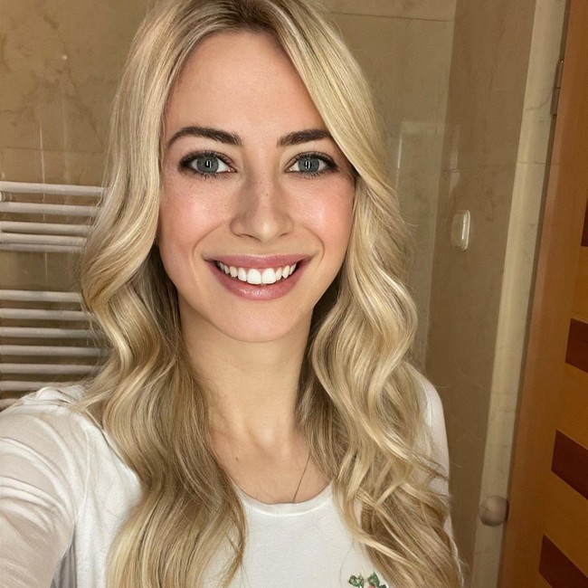 Istri dari pemain gelandang tersebut pernah jadi perbincangan ketika dilaporkan mendesak suaminya pindah ke Liverpool. Namun hingga saat ini pria 30 tahun itu masih setia pada Inter Milan.Foto: Instagram