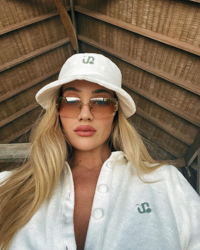 Wanita yang kecantikannya kerap disandingkan dengan Shakira tersebut dulu adalah seorang supermodel. Kini ia lebih aktif sebagai desainer yang meluncurkan Lunilou, label produk bayi organik dan eco-friendly.Foto: Instagram