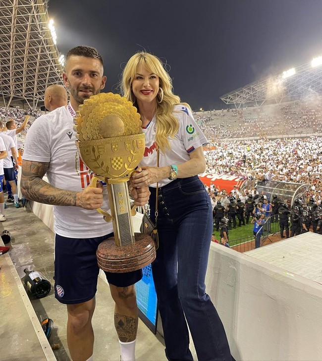 Iris Rajcic, Istri Marko LivajaPahlawan Kroasia Marko Livaja menikahi seorang personal trainer cantik yang juga sering terlihat mendukungnya di berbagai pertandingan. Baru-baru ini Iris pun kedapatan memakai jersey dengan nama suami di Qatar.Foto: Instagram