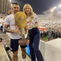 Iris Rajcic, Istri Marko LivajaPahlawan Kroasia Marko Livaja menikahi seorang personal trainer cantik yang juga sering terlihat mendukungnya di berbagai pertandingan. Baru-baru ini Iris pun kedapatan memakai jersey dengan nama suami di Qatar.Foto: Instagram