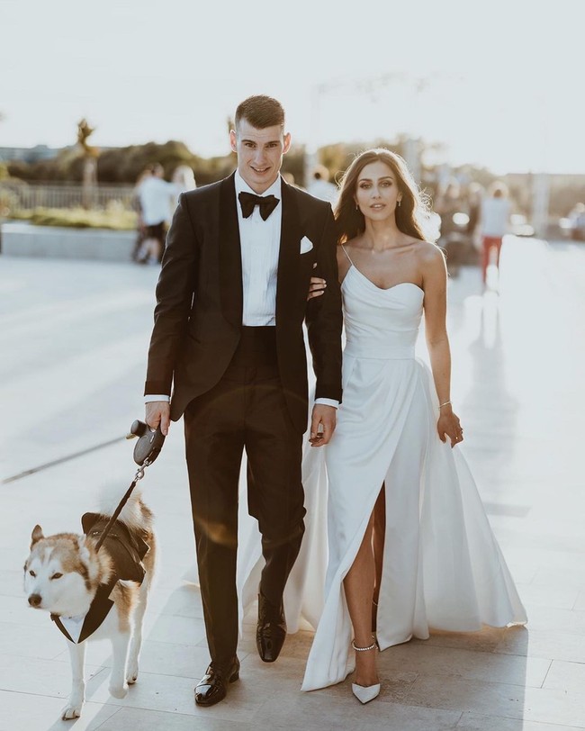 Helena dan Dominik baru menikah tahun ini. Pengantin baru itu sering menampilkan kemesraan mereka, tak terkecuali di lapangan bola. Foto: Instagram