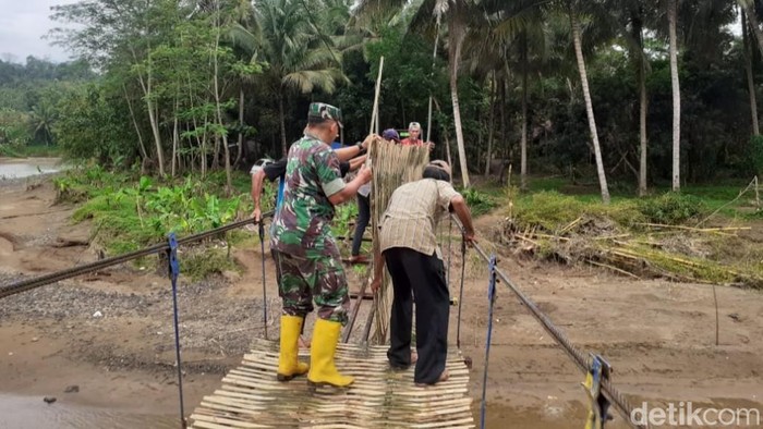 Warga gotong royong memperbaiki jembatan ambruk di Dusun Gunungsari, Desa Ciparay, Kecamatan Cidolog, Kabupaten Ciamis.