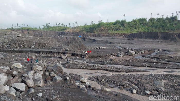 Warga saat nekat melintas di jalur Curah Kobokan