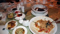 Demi menghemat dan untuk mengurangi limbah makanan, di pesta pernikahan ini, semua makanan yang disajikan diolah dari makanan sisa hingga makanan yang kedaluwarsa. Foto: Site News/Pool