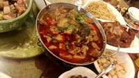Hi..! Ada tikus yang ditemukan di dalam sup sapi di pesta pernikahan yang ada di China ini. Masih belum jelas apa tikus menjadi topping, atau tak sengaja masuk ke dalam sana. Foto: Site News/Pool