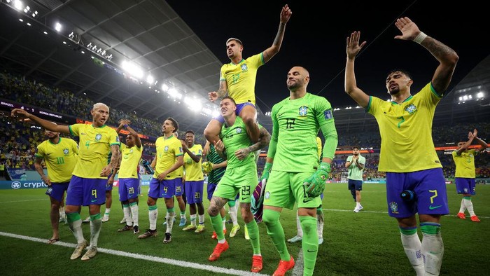 DOHA, QATAR - DECEMBER 05: Neymar of Brazil celebrates with Raphinha, Lucas Paqueta and Vinicius Junior after scoring the teams second goal via a penalty during the FIFA World Cup Qatar 2022 Round of 16 match between Brazil and South Korea at Stadium 974 on December 05, 2022 in Doha, Qatar. (Photo by Francois Nel/Getty Images)