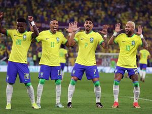 Brasil Berbunga-bunga ke Perempatfinal!