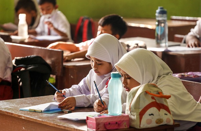 Guru pengawas memberikan kertas ujian Penilaian Akhir Semester (PAS) di SDN Pondok Cina 1, Depok, Jawa Barat, Selasa (6/12/2022). Pekan ujian Penilaian Akhir Semester (PAS) yang berlangsung sampai 9 Desember tersebut menjadi pekan terakhir para siswa berkegiatan belajar mengajar sebelum direlokasi ke SDN Pocin 3 dan SDN Pocin 5 dikarenakan lahan sekolah itu akan dijadikan masjid. ANTARA FOTO/Asprilla Dwi Adha/rwa.