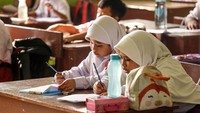 Para siswa mengikuti ujian akhir semester (UAS) di SDN Pondok Cina 1, Depok, Jawa Barat, Selasa (6/12/2022).